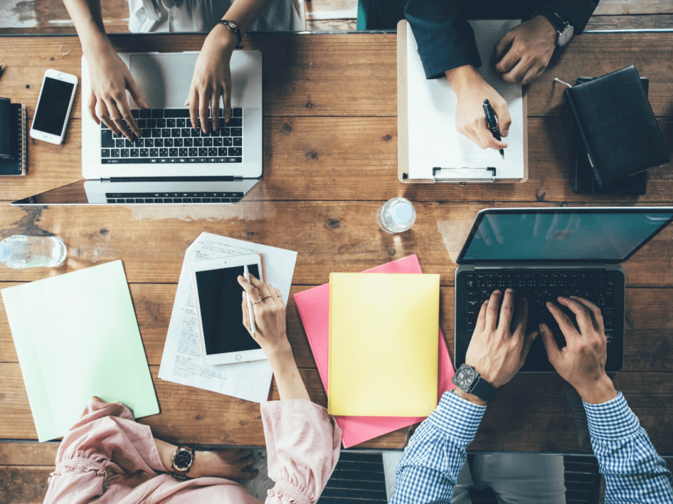 チームで打ち合わせの画像