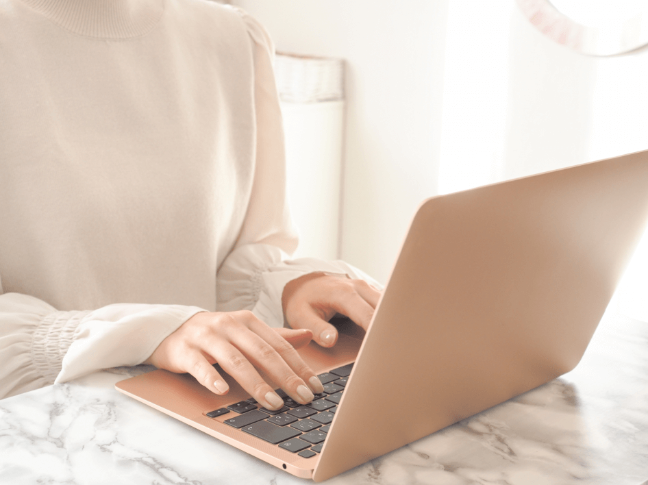 女性pc作業の画像