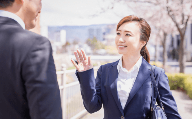 スーツの女性と男性の画像